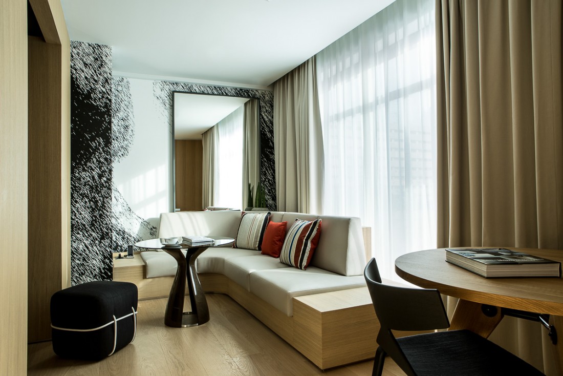 Dans l’une des luxueuses Junior Suite Duplex de l’hôtel, la mezzanine accueille la chambre à coucher | © Le Cinq Codet