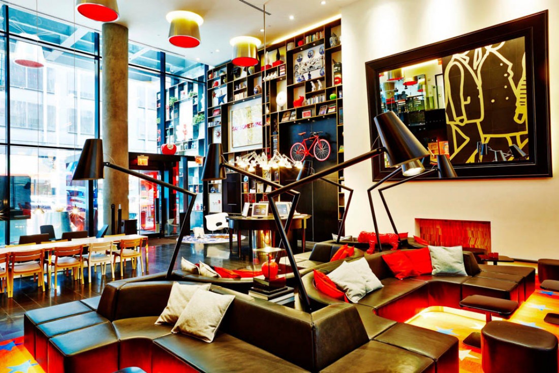 Le lobby convivial et coloré | © citizenM New York Times Square