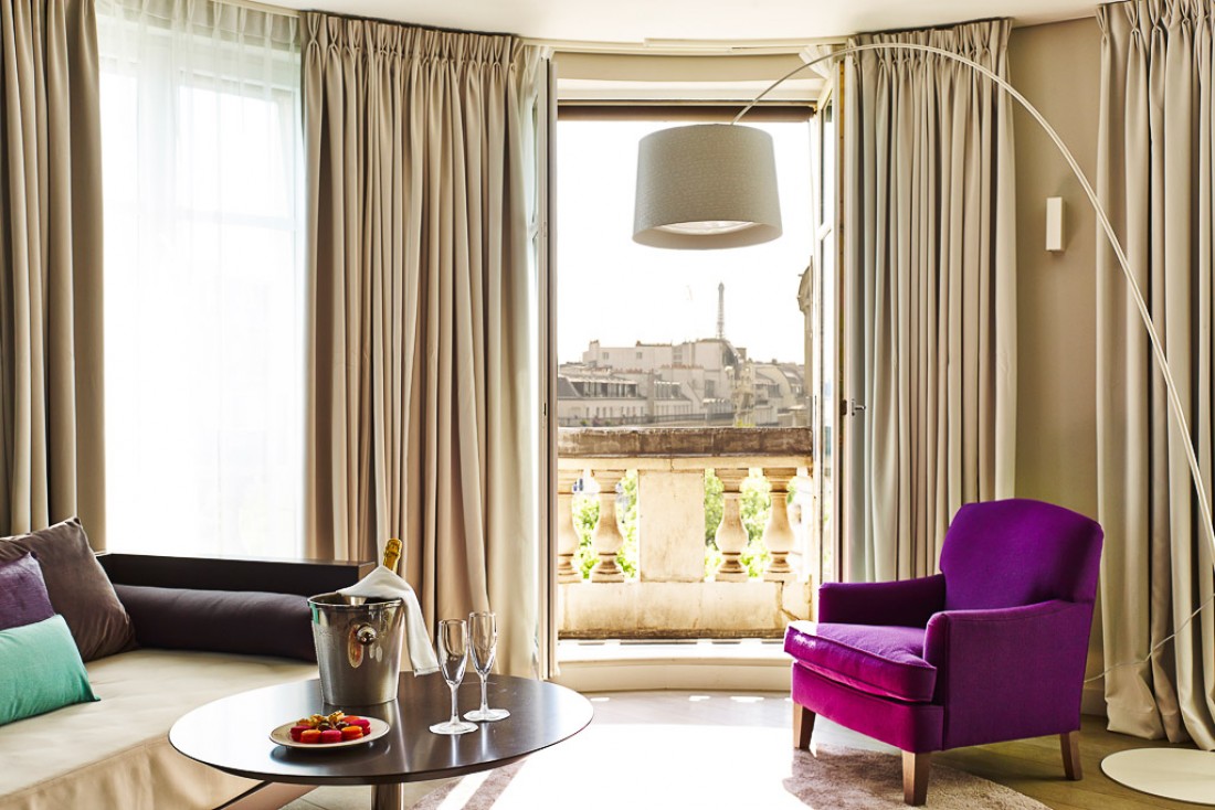 Junior Suite avec vue sur la Tour Eiffel à l'Indigo Paris. © Indigo Hotels