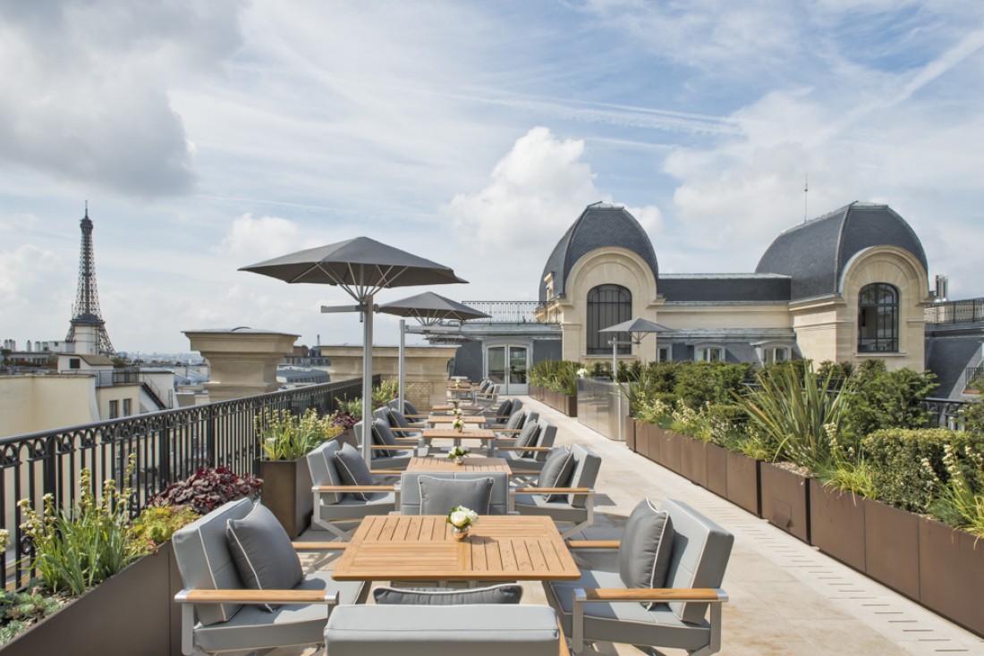  La terrasse rooftop attenante au restaurant gastronomique L'Oiseau Blanc, ouverte également l'après-midi pour le thé et en soirée façon bar | © The Peninsula Hotels