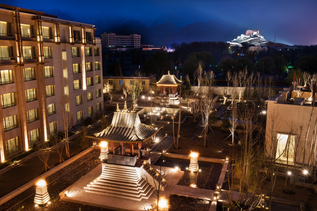 Vue de nuit du jardin de l'hôtel © 2014 Shangri-La International Hotel Management Ltd