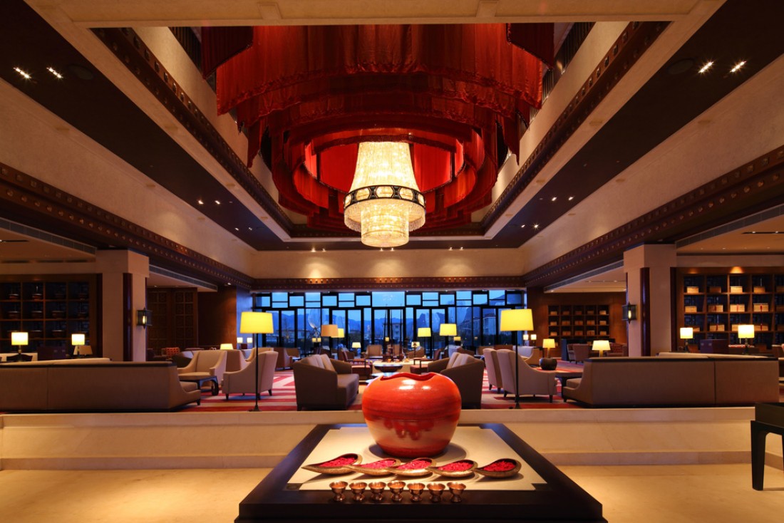  Le lobby et son fameux lustre en cristal drapé de rouge © 2014 Shangri-La International Hotel Management Ltd