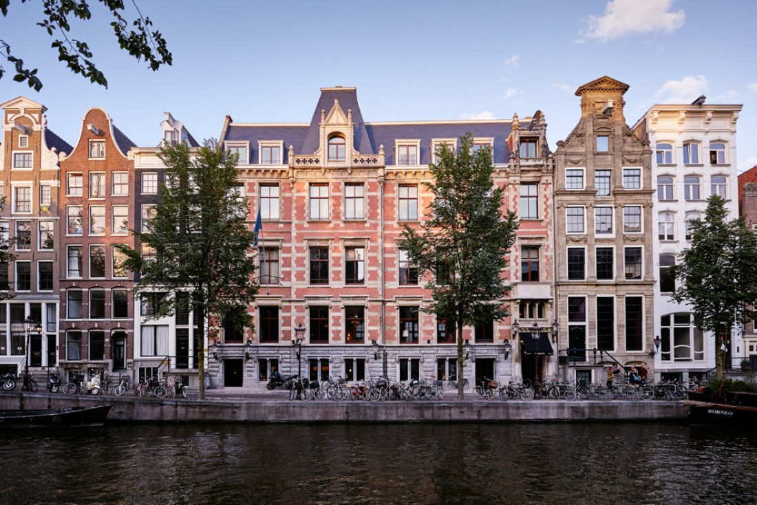 La demeure du 17ème siècle, les nouvelles portes du Hoxton Amsterdam, face à l'eau et aux vélos, signature amstellodamoise.