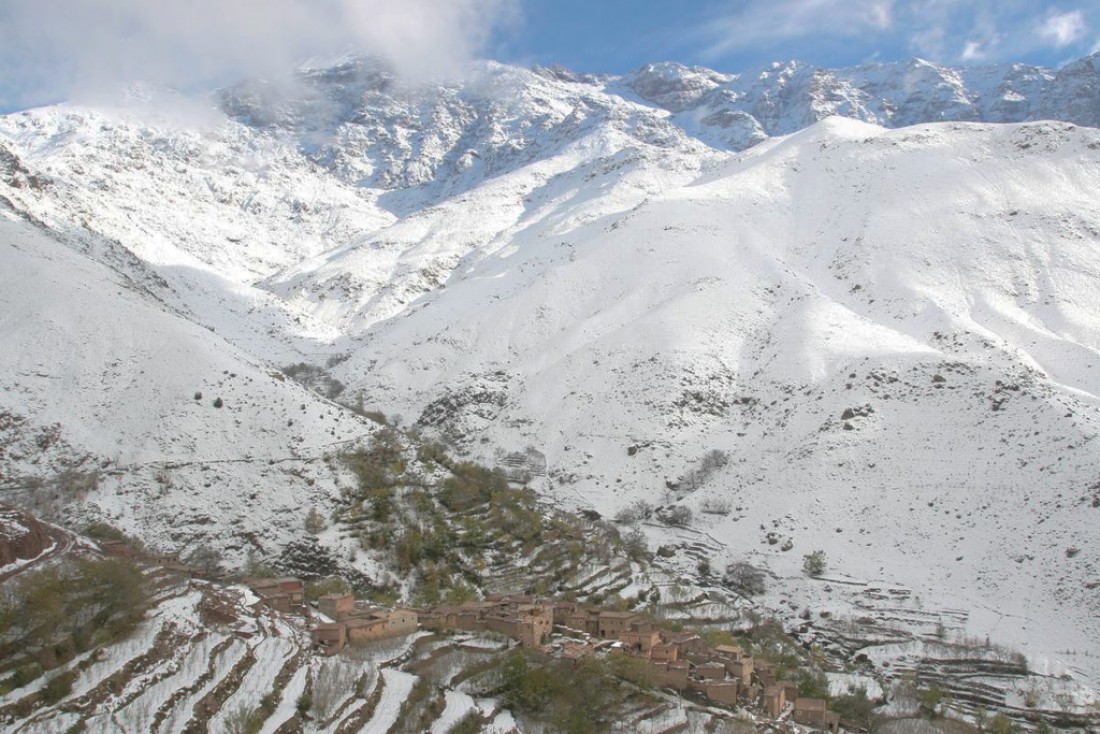 Massifs montagneux alentours enneigés | © Douar Samra