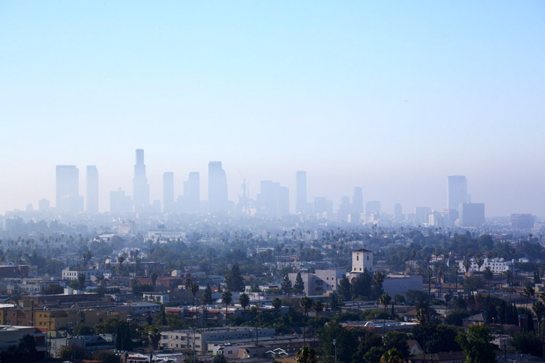 L'aube se lève sur Hollywood, une vue imprenable sur la ville offerte par le rooftop du Mama Shelter LA