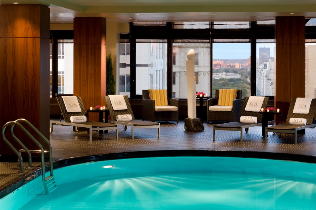 La piscine intérieure de l'hôtel avec vue sur Central Park © The Peninsula Hotels