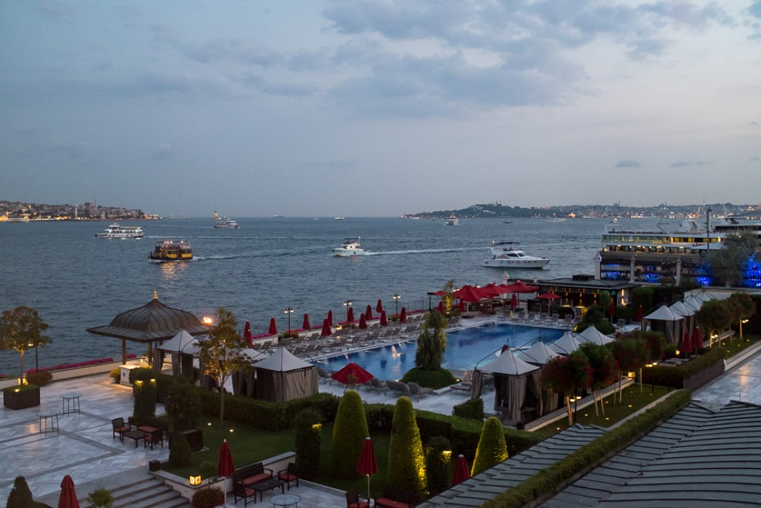 On ne se lasse pas du balais incessant des bateaux sur le Bosphore. Au fond Topkapı, à gauche Üsküdar sur la rive asiatique. © Yonder