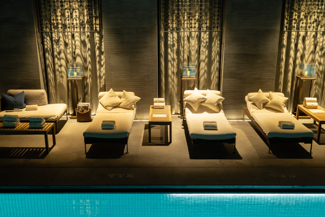 Piscine du spa. Ambiance raffinée et relaxante, où l'on retrouve la touche orientale de la chaine. © DB / Yonder