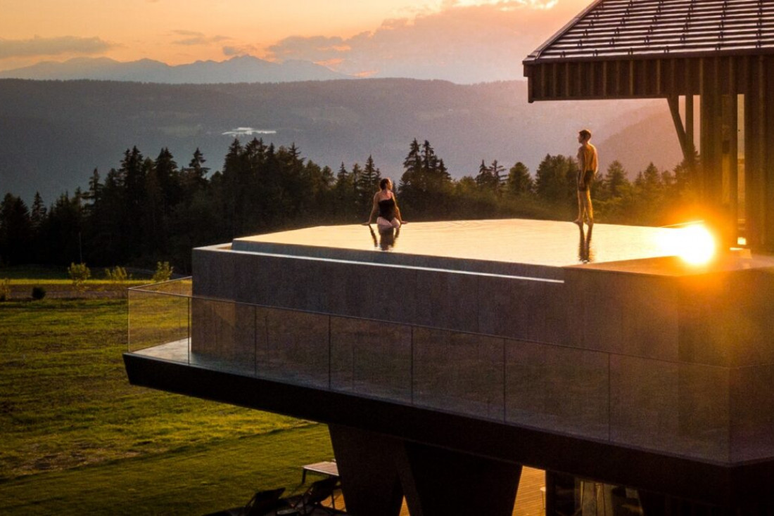 La piscine extérieure de l'hôtel au coucher de soleil © AEON /  Hannes Niederkofler