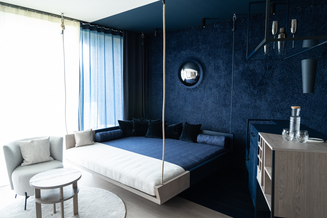AEON | Tous les espaces de l'hôtel sont traversés par une ligne qui les séparent en un côté bleu et un côté blanc. © DB|YONDER.fr 
