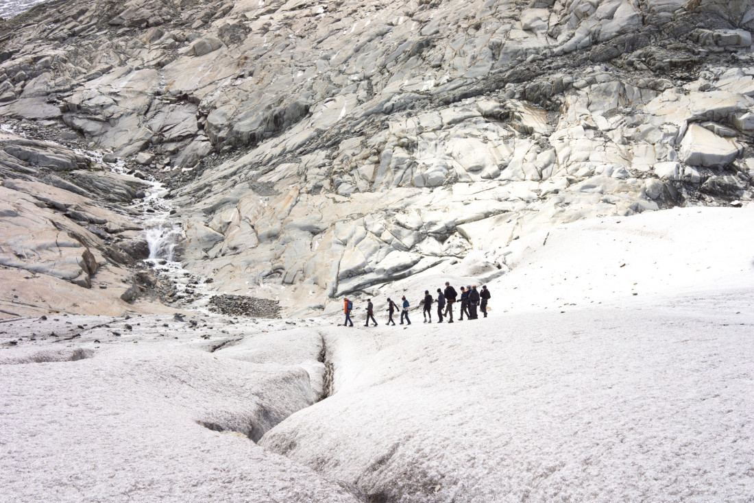 Une cordée de jeunes visiteurs sur le glacier. @ DB|YONDER.fr