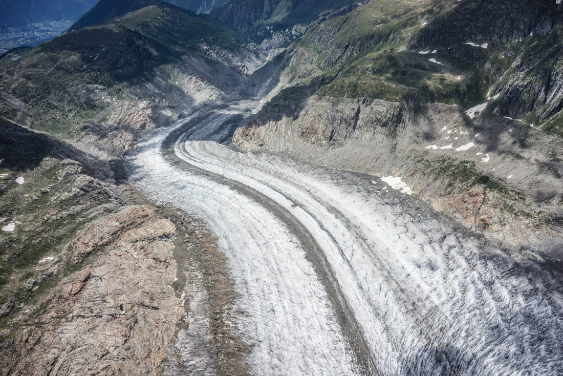 La partie terminale du glacier. La limite entre la roche dénudée et la végétation, appelée <i>trimline</i>, témoigne de l'étendue passée du glacier. @ DB|YONDER.fr