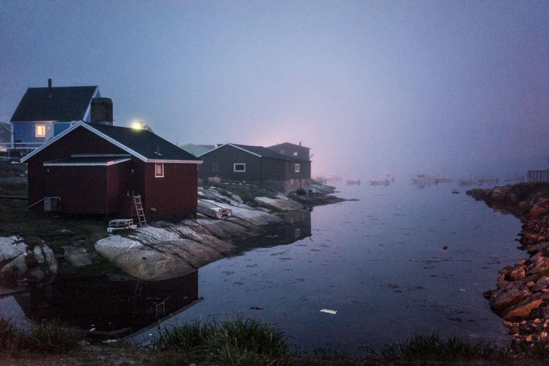 Ambiance nocturne mystérieuse à Qeqertarsuaq, sur l'île éponyme, ou île de Disko. © DB /Yonder