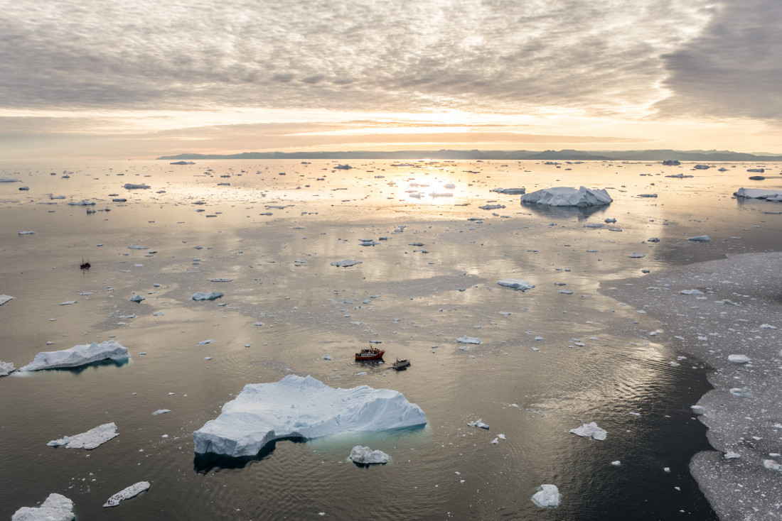 Bateaux allant observer les icebergs au soleil couchant. © DB /Yonder