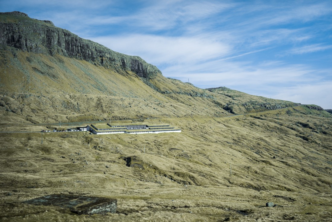 Les bâtiments de Mjørkadalur servaient autrefois de caserne et sont aujourd'hui utilisés comme unique prison des îles.