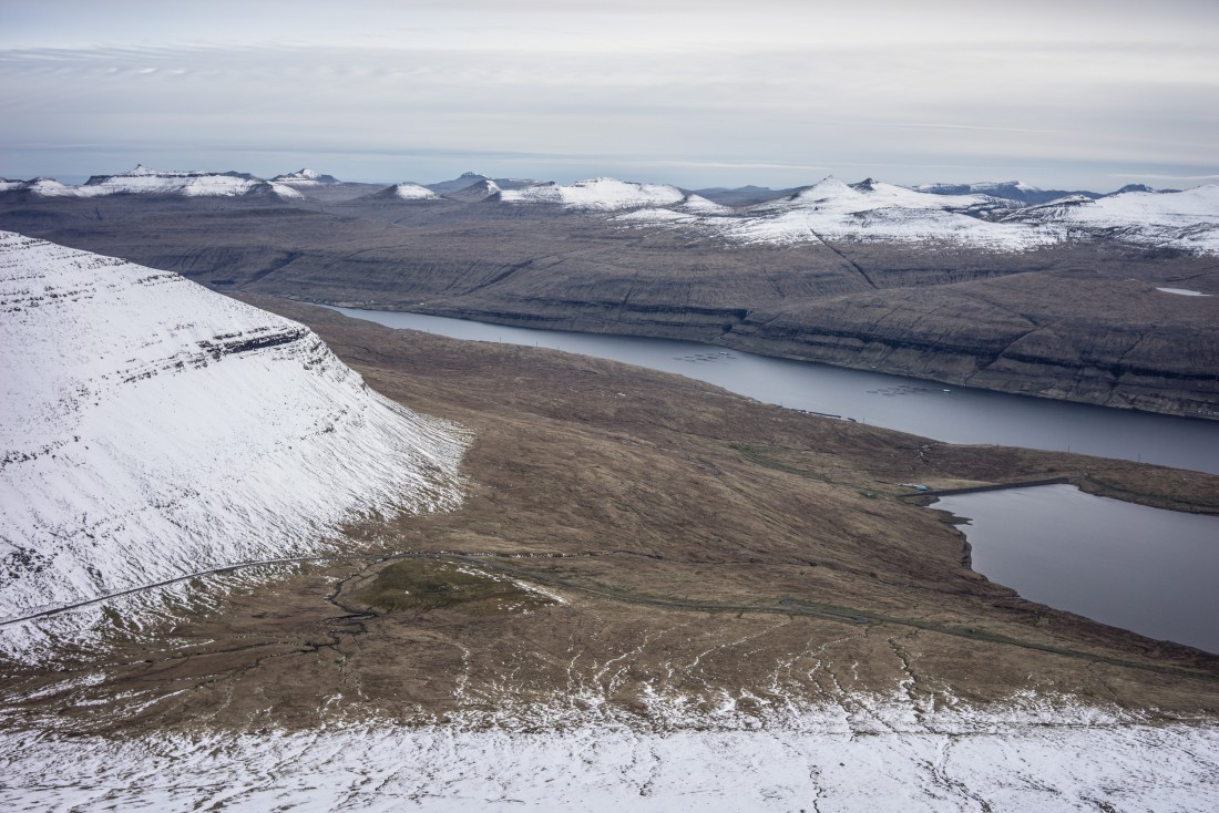 Vue en direction de Sundi lors de l'ascension du Slættaratindur. A droite de l'image le Eiðisvatn (lac d'Eiði). 