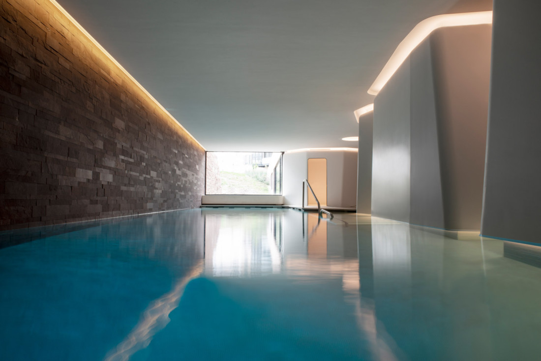 La superbe piscine chauffée à 30 ° et baignée de lumière du jour. Une architecture audacieuse au service d'une atmosphère de relaxation. ©  Les Haras