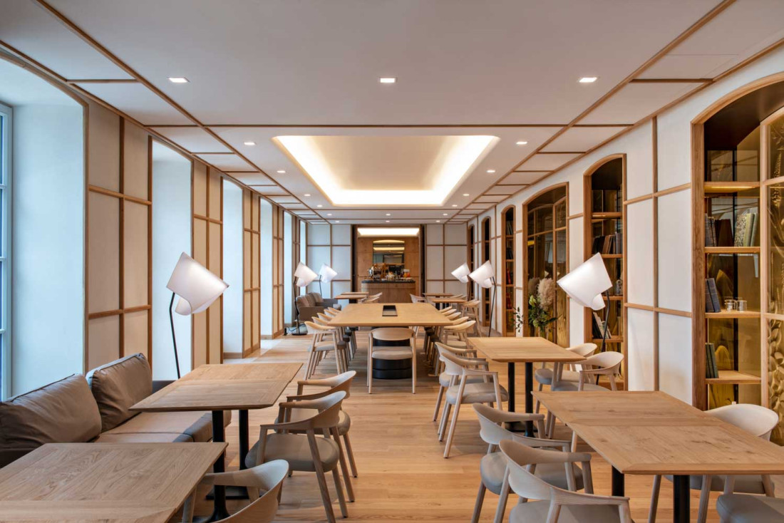 La magnifique salle du petit déjeuner à la décoration en partie inspirée de l'Asie. L'architecture intérieure est signée par le prestigieux cabinet Join et Manku.  © Les Haras