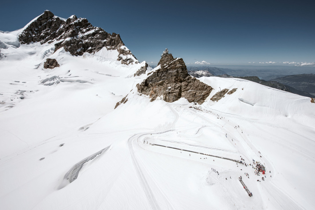 La Jungfrau (gauche), le Jungfraujoch et le sphinx (centre) ; au premier plan le Jungfrau firn et Snow Fun. © Jungfraubahnen