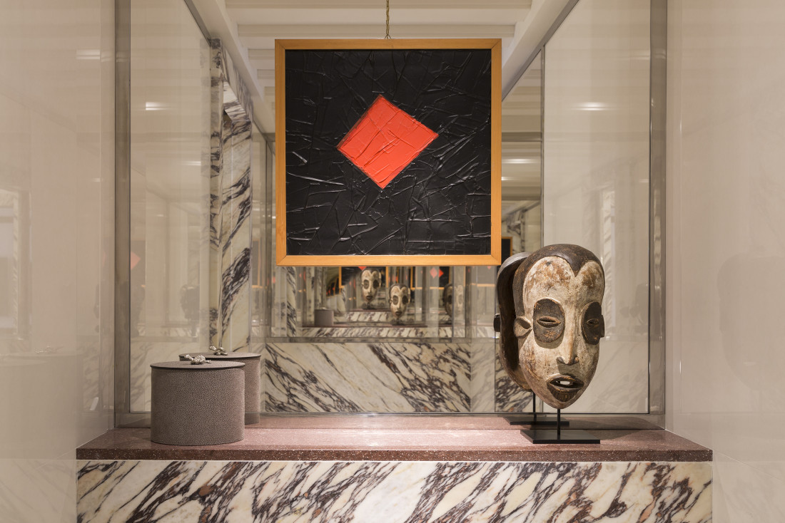 On retrouve le goût de Michele Bönan pour les masques ou bustes, africains ou antiques. © Portrait Milano