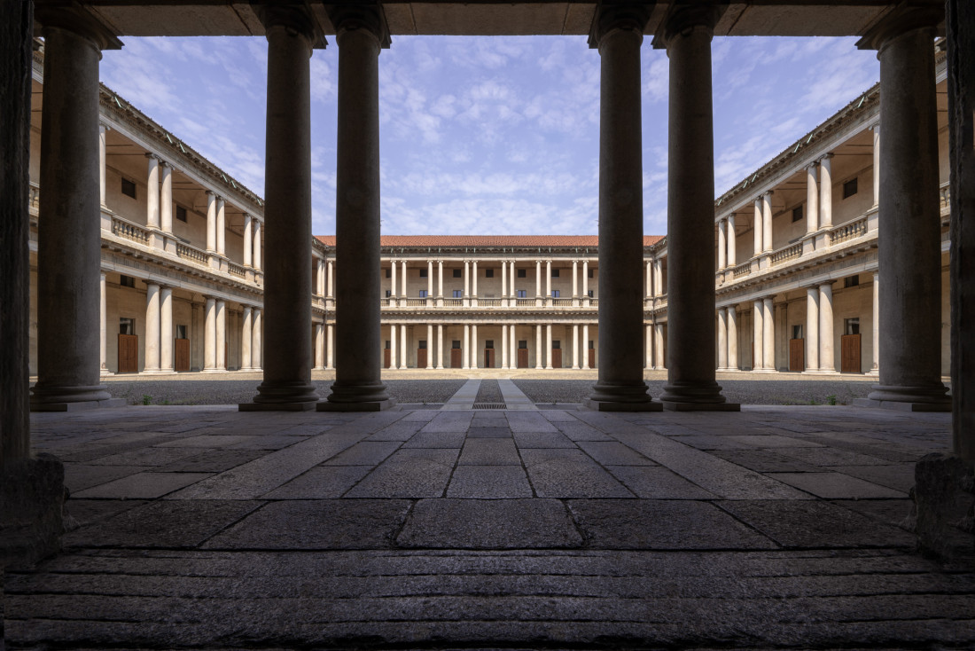 La nouvelle Piazza del Quadrilatero, cour intérieur de l'ancien séminaire, avec sa double loggia et ses double colonnes, doriques et ioniques. © Portrait Milano