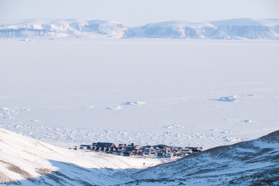 Vue de Qaanaaq depuis les collines qui dominent la ville.