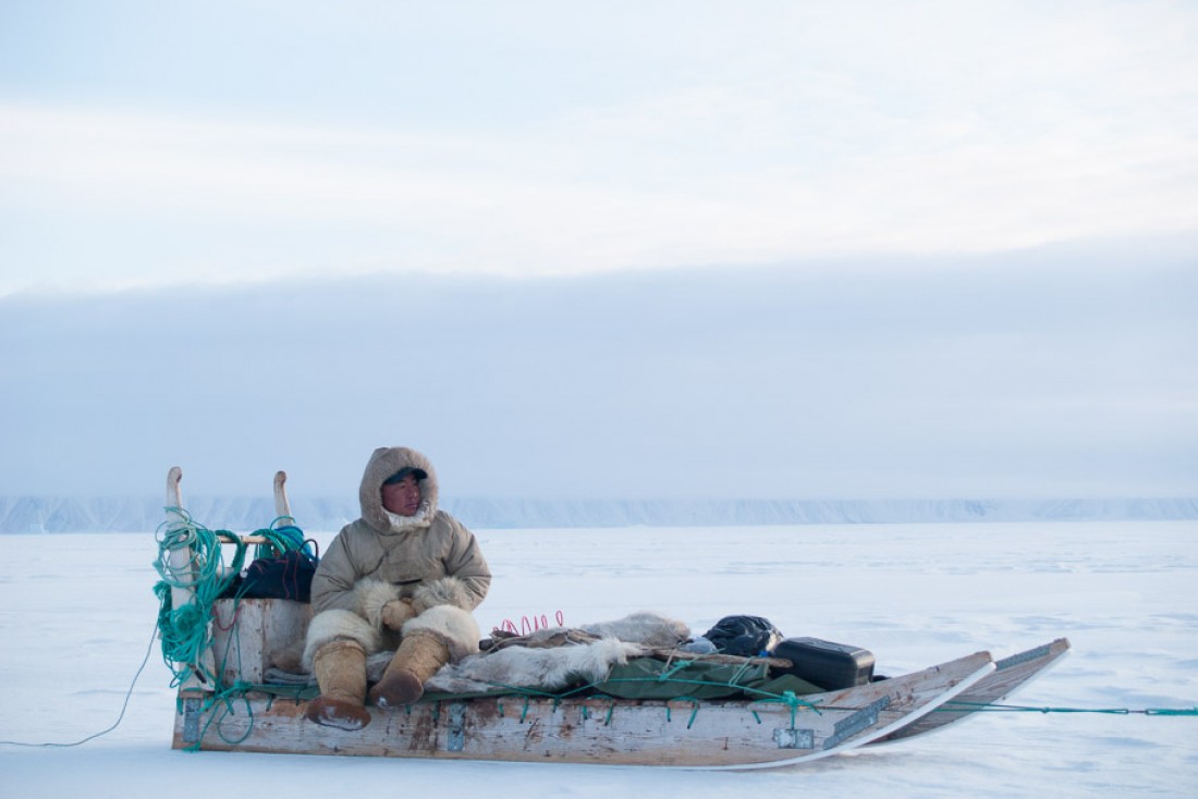 Un chasseur rentre à Siorapaluk sur la banquise du fjord MacCormick.