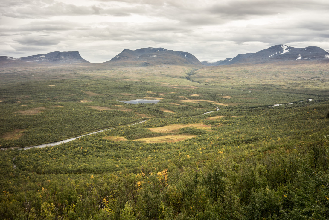 Le parc d'Abisko vu depuis le télésiège de l'Aurora Sky Station. Au fond à gauche, la vallée de Lapporten, typique vallée en U qui doit sa forme à l'érosion glaciaire. On distingue au premier plan la rivière d'Abisko (Abiskojåkka) et, au-delà la Nissonjohka © YONDER.fr/DB