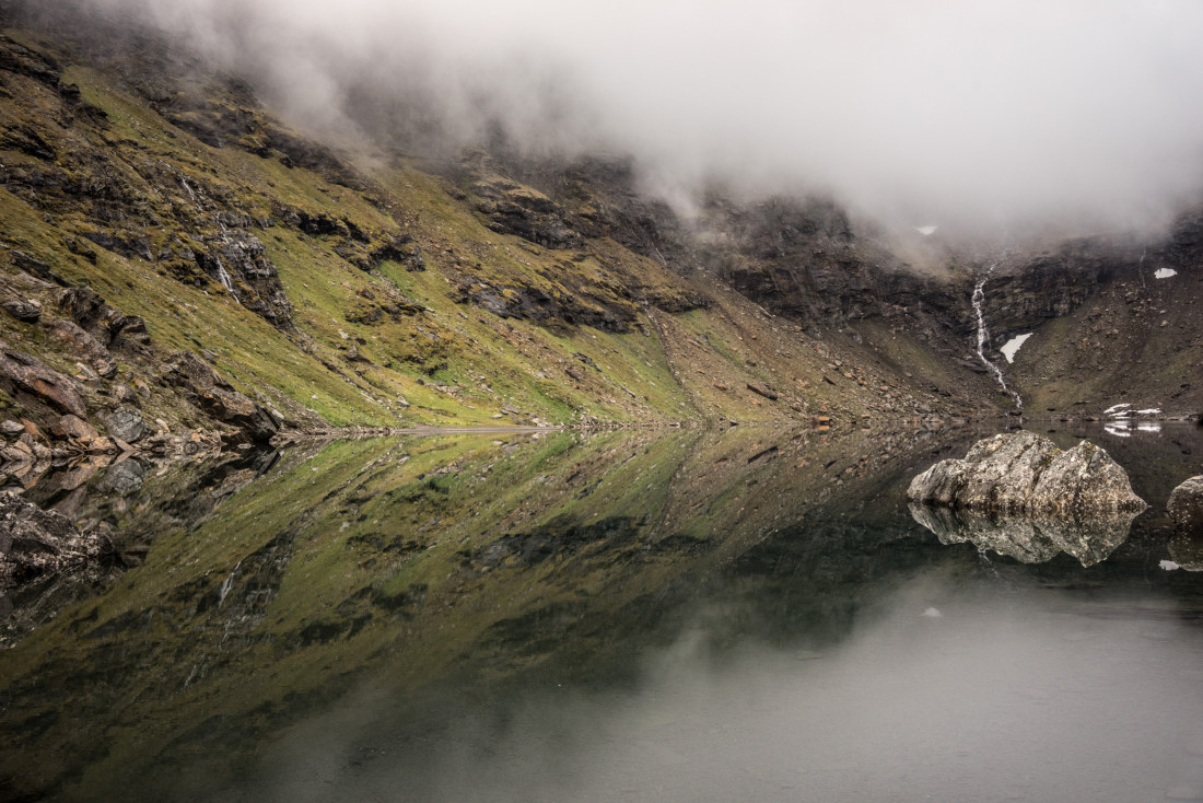 Le lac de Trollsjön, dont la transparence est telle qu'on peut voir jusqu'au fond.