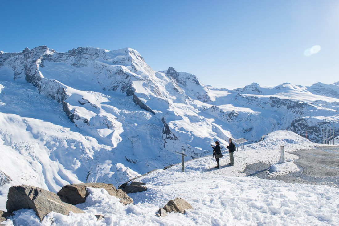 Vue vertigineuse sur le glacier de Théodule depuis la station d’arrivée du téléphérique sur le Klein Matterhorn (Petit Cervin). © Yonder.fr