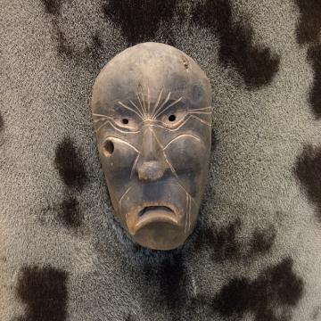 Un masque en bois au musée de Tasiilaq.