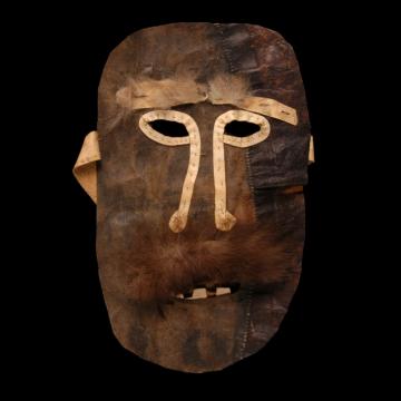 Masque en peau dépilée et fourrure collecté pendant les expéditions françaises au Groenland dirigées par Paul-Emile Victor. | © Musée du Quai Branly 