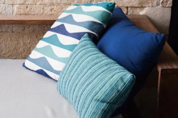Le bleu, turquoise, marine, indigo ou cyan, est la couleur qui domine dans les chambres © Yonder.fr