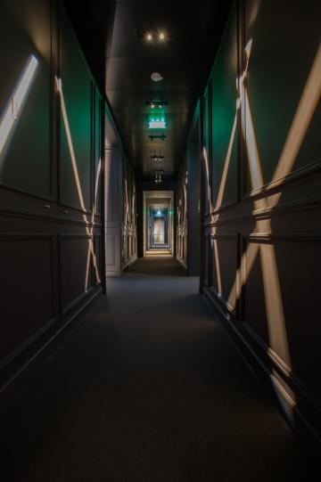 Dans le couloir accédant aux différents salons du restaurant © Laurence Mouton