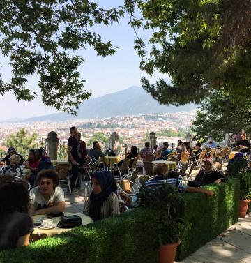 Café avec vue dans le quartier de Tophane, sur les hauteurs du centre historique © Yonder.fr