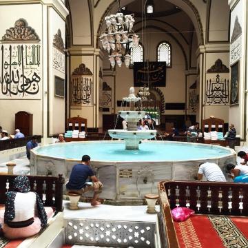 Fontaine à l'intérieur de la Grande Mosquée de Bursa © Yonder.fr