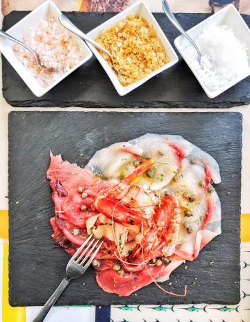 "Crudo di pesco del giorno" : on commence les hostilités avec du poisson cru au Ristorante Al Duomo à Taormina © Yonder.fr