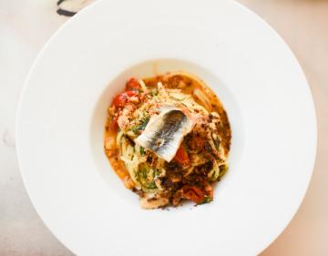 Spaghetti al grano duro con Sarde, finocchietto e mollica 'atturrata'", l'un des grands classiques de l'île, toujours au Ristoranta Al Duomo © Yonder.fr