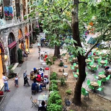 Terrasse ombragée à l'intérieur de Koza han, ancien centre névralgique du négoce de la soie © Yonder.fr