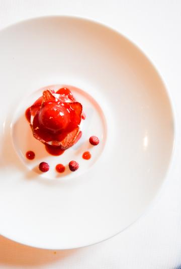 "Fraises" : un dessert de saison célébrant la simplicité et la beauté du produit © Yonder.fr