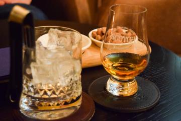 Whisky servi dans le bar Scotch © Yonder.fr