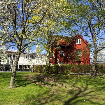 Au bord de l’eau, une ancienne maison rouge : l’auberge originelle de la Villa Källhagen| © Yonder.fr