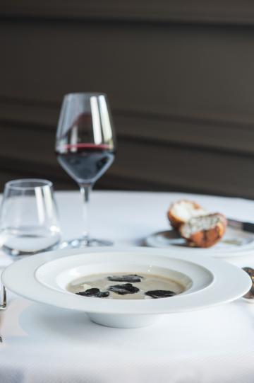Soupe d’artichaut à la truffe noir et sa brioche feuilletée aux champignons et truffes © Laurence MOUTON