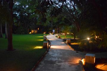 La nuit, le jardin de l'hôtel est très élégamment éclairé © Yonder.fr