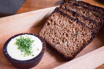 Le pain noir fait maison, une spécialité incontournable qui a donné son nom au restaurant chez Leib | © Yonder.fr