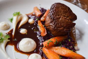 Filet de bœuf estonien, crème de céleri, chou rouge chez Leib| © Yonder.fr