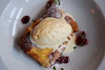 Pain perdu, cottage cheese, cranberries et glace au yaourt chez Leib | © Yonder.fr