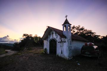 Nuit à côté d’une église, au Pérou, au bord de l'Interoceanic Highway  | © Cédric Aubert
