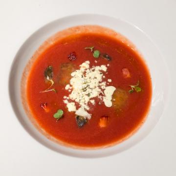 Soupe à la fraise, tomates et sardine fûmée.