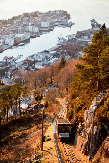 Le funiculaire Fløibanen permet d'accéder au sommet du mont Fløyen, à 320 mètres d'altitude © YONDER.fr